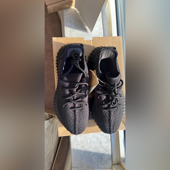Brand new Yeezy 350 V2 Onyx size U.S. 6.5M - Picture 2 of 4